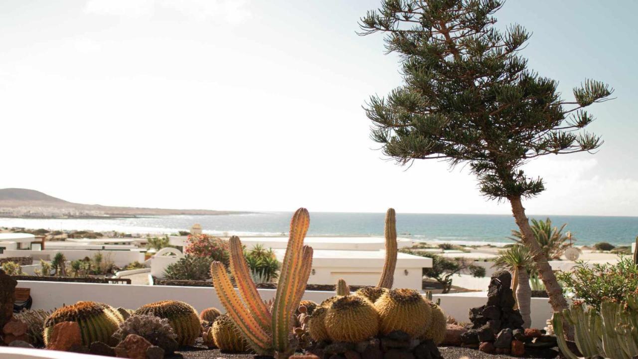 Bungalow Allende Famara Con Piscina Privada Y Ac Екстериор снимка