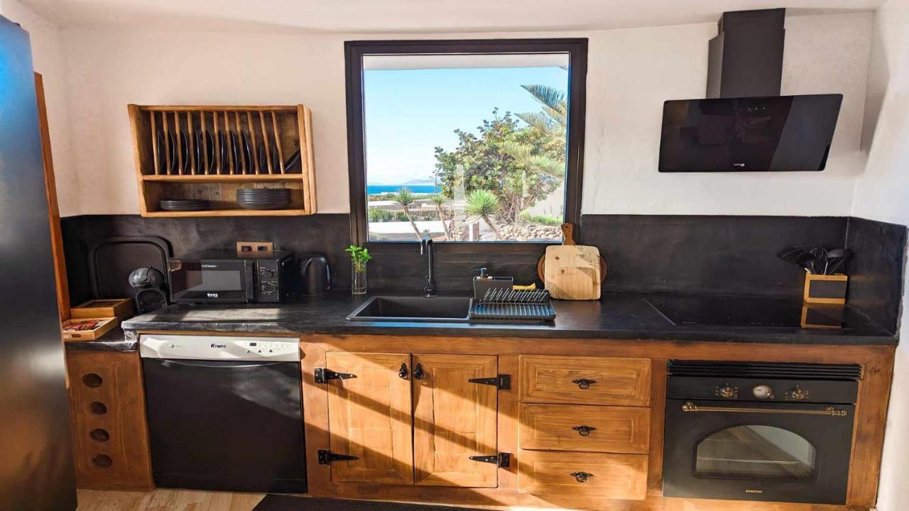Bungalow Allende Famara Con Piscina Privada Y Ac Екстериор снимка